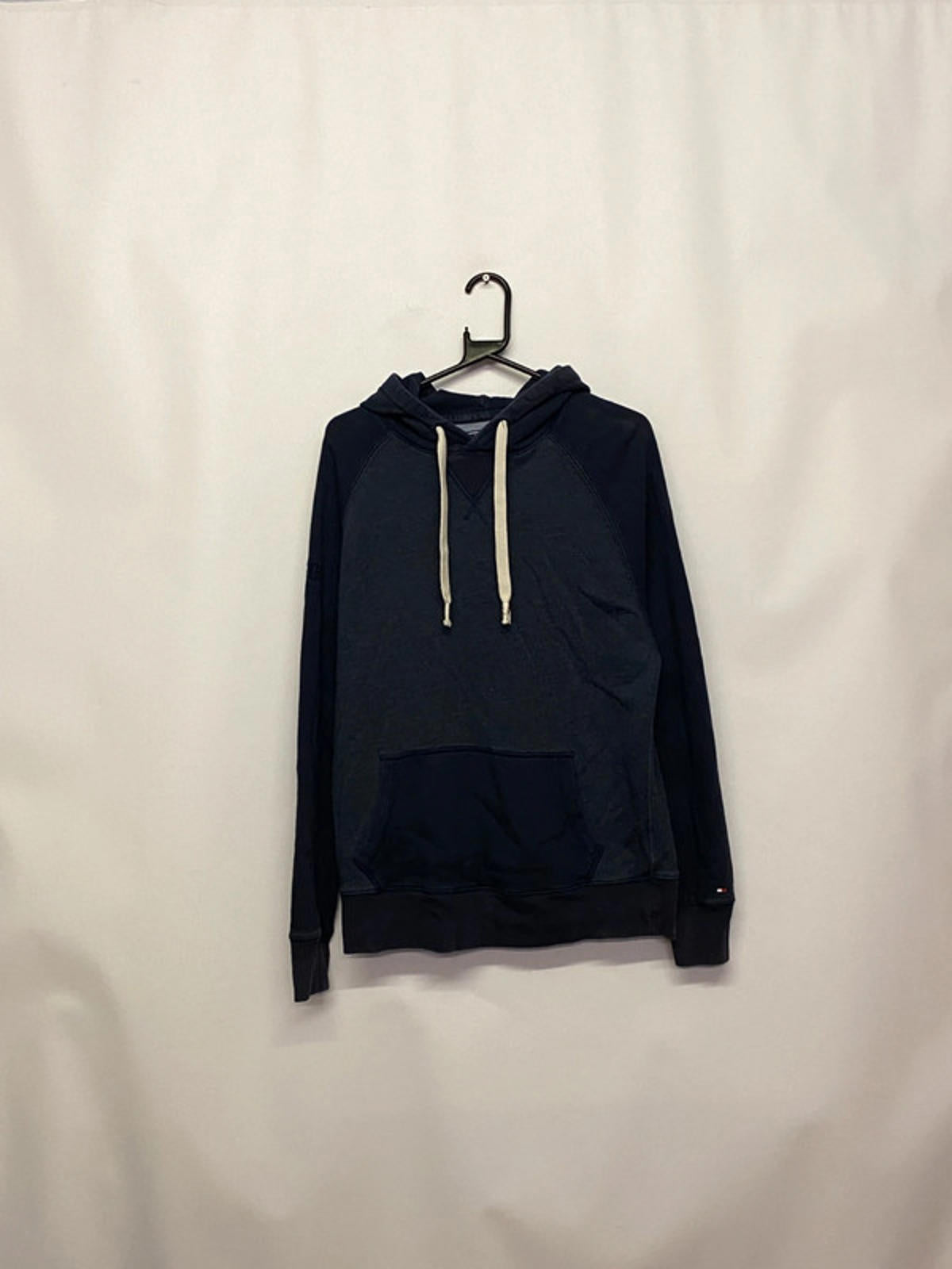 White Gildan Heavy Blend sweatshirt