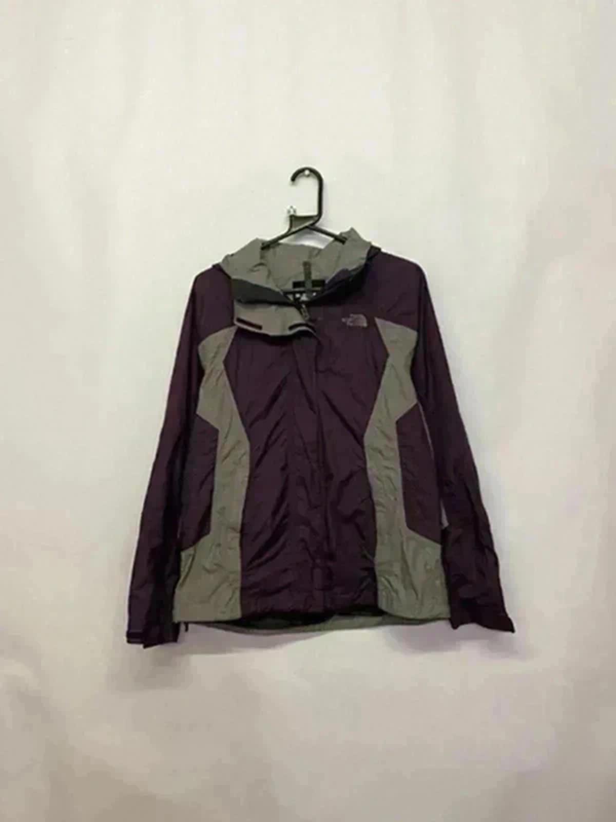 VT7453 The North Face Women's Windbreaker Jacket - Purple and Grey,